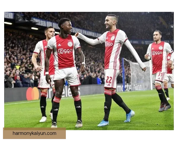 阿贾克斯创新进攻套路迎来突破，重塑足球战术状态回暖